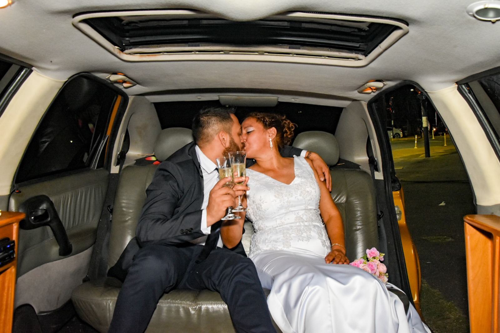 Brindis y beso de los novios en la limusina